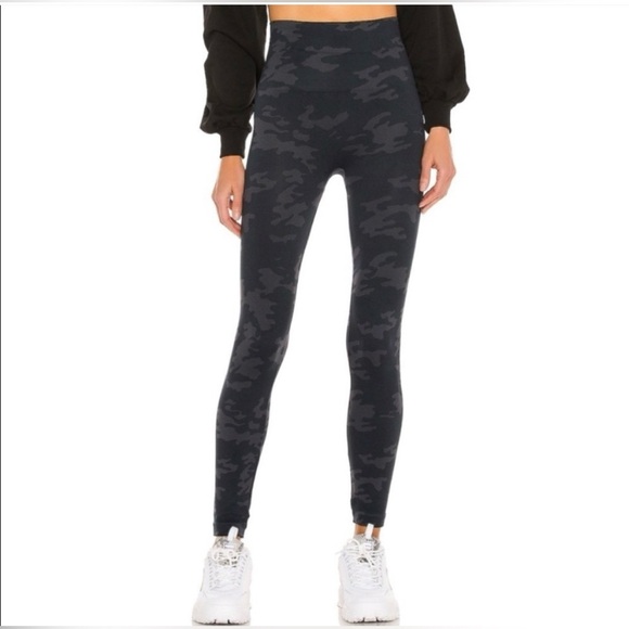 Spanx Look At Me Now Seamless Camo Leggings Women’s Size Medium NWT - Picture 3 of 13